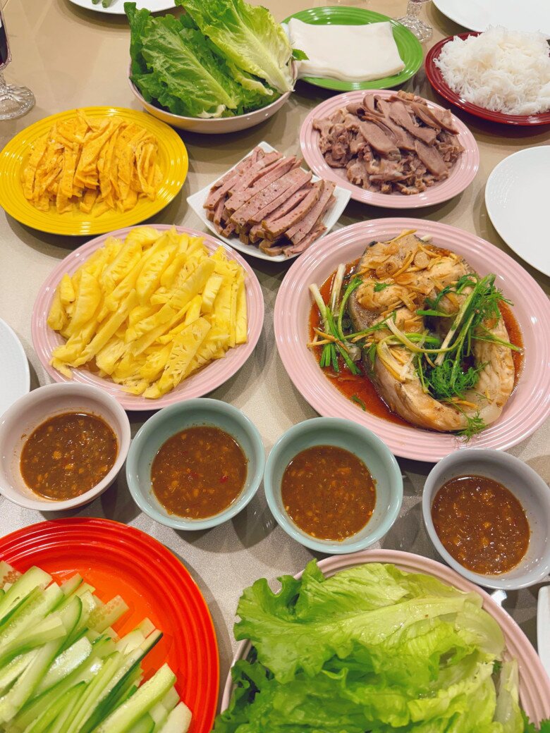 Đổi món: Cuốn thịt, cá chấm mắm nêm. Mắm nêm mình chưng với dứa, tỏi, ớt, chấm đồ luộc ngon lắm!, nữ MC quê Nghệ An khoái chí. Có lẽ với Diệp Chi, chẳng cần quá cầu kỳ, hạnh phúc đôi khi chỉ đơn giản là cùng nhau thưởng thức một bữa ăn ngon giữa những ngày giá rét.