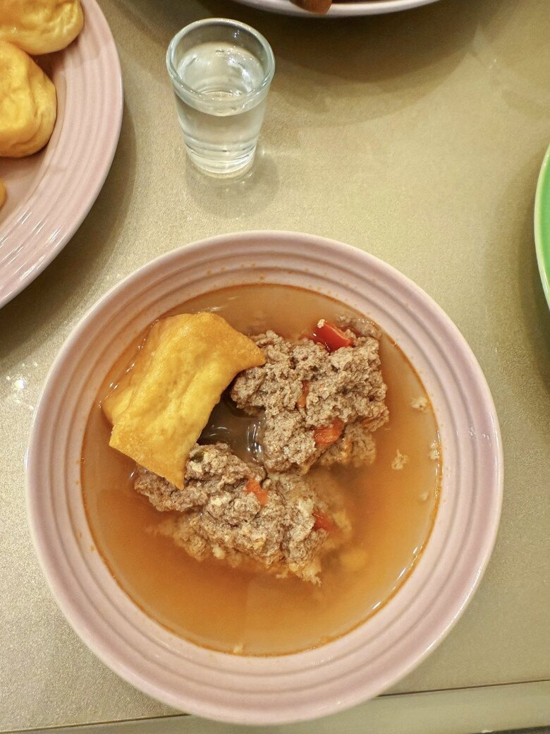 Món lẩu cua lông với gạch riêu cua ú ụ. Phần gạch riêu cua chất lượng cũng là bí quyết tạo nên vị ngọt sâu cho nước lẩu.