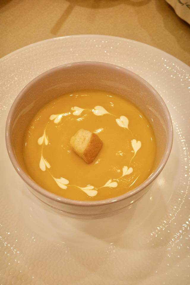 Thành quả không chỉ thơm ngon, chất lượng mà còn ngọt ngào và xinh xắn của 2 mẹ con: Soup bí đỏ em Mô nấu và trang trí đó.