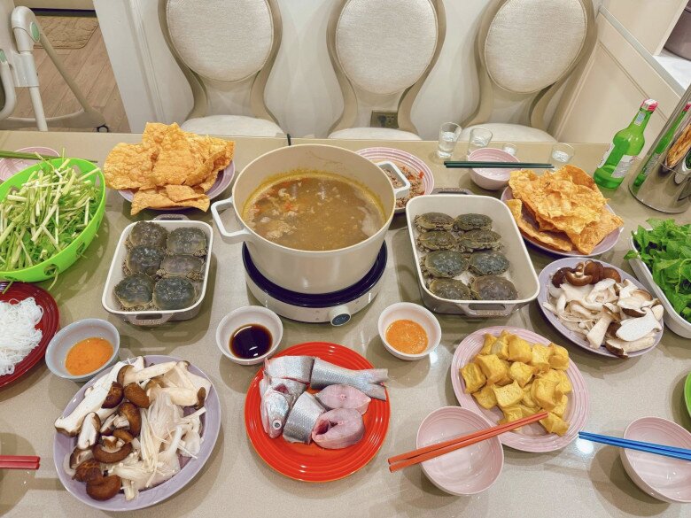 Đặc biệt, món lẩu luôn là ưu tiên hàng đầu trong thực đơn ngày lạnh. Bí quyết của Diệp Chi nằm ở phần nước dùng: Vẫn nước dùng rau củ thanh đạm đã share với các mẹ nhiều lần rồi đó, nấu lẩu gì cũng hợp.