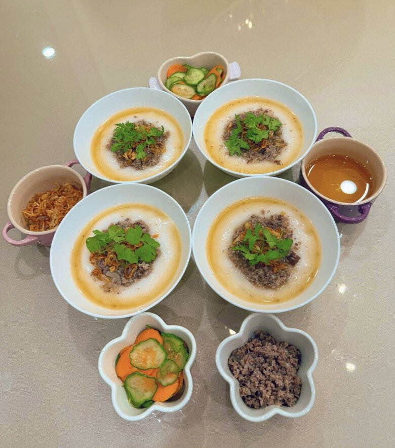 Mùa đông Hà Nội sẽ chẳng thể trọn vẹn nếu thiếu đi bát bánh đúc nóng. Bà mẹ một con dí dỏm rằng, mỗi khi trời trở lạnh, tiệm bánh đúc nóng cô Chi lại đắt hàng.