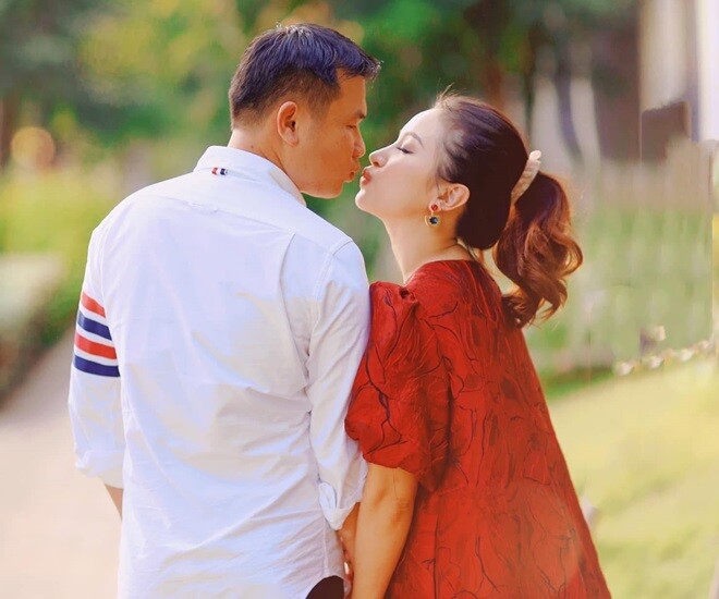 Đáp lại sự ngưỡng mộ của Hải Yến, Vân Hugo khiêm tốn tiết lộ bí mật gia đình: Nhà có người khéo hơn chị nhiều em em ui. Cả vợ chồng Vân Hugo đều nấu ăn giỏi.