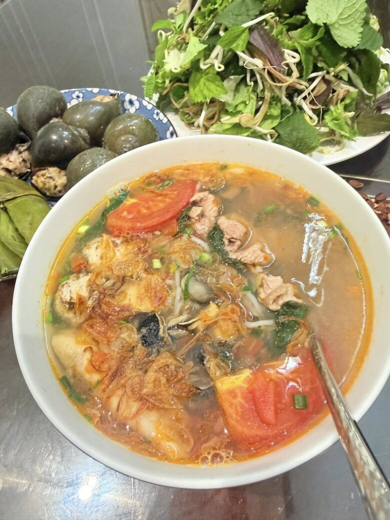 Thành phẩm là bát bún ốc đầy đặn với nước dùng trong thanh, cà chua chín đỏ và đầy ắp thịt bò, ốc giòn sần sật. Vân Hugo hào hứng khen: So yummy! Bún ốc ông Cường ngon xỉu. Có vẻ như, việc được thưởng thức những món ăn do chính tay chồng nấu đã trở thành một đặc quyền đầy ngọt ngào của nữ MC.