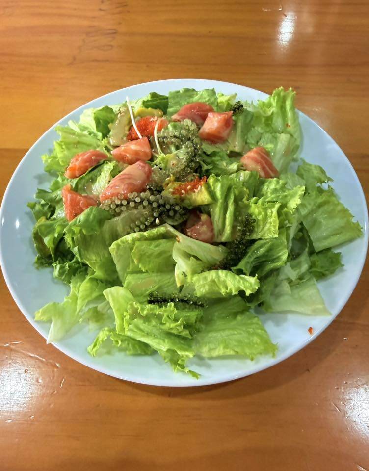 Để giữ gìn vóc dáng, nữ MC cũng thường xuyên bổ sung các bữa trưa lành mạnh với salad cá hồi, rong nho tươi mát và nhiều loại rau củ quả.