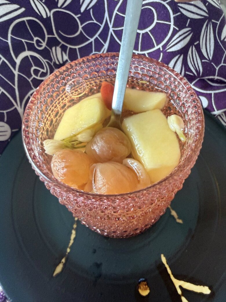 Hay tâm sự rằng: Trà táo tươi long nhãn hoa nhài thơm ngọt healthy. Từ lúc lọ mọ tự nấu trà là quên hẳn các món trà sữa bên ngoài, sống tối giản hướng nội hẳn.
