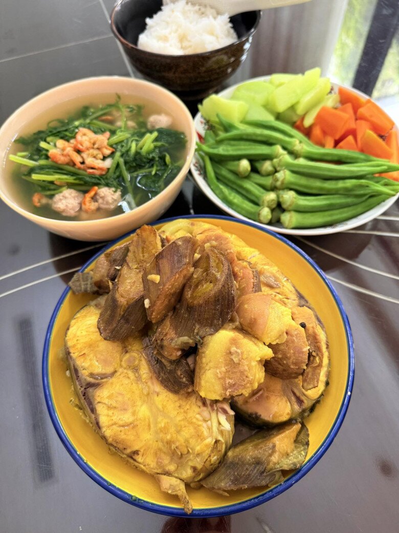 Cô bày tỏ: Hẹn ăn trưa với cơm nhà. Cá trắm kho chuối xanh mãi đỉnh. Món ăn dân dã nhưng cực hao cơm khiến nữ MC rất yêu thích.