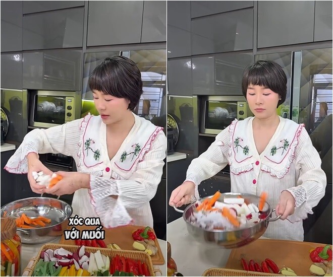 Cô hài hước: Với một số loại cứng đầu như là cà rốt, củ cải, su hào thì sẽ phải xóc qua với muối khoảng 20 phút. Còn những loại yếu ớt như ớt chuông, dưa chuột thì không cần đâu. Chúng ta xóc đều lên, xóc cao lên, xóc mạnh tay vào để cho nó... sĩ thôi, chứ còn để im thì muối nó cũng tự tan. Cho người ta biết mình biết nấu ăn (Cười).