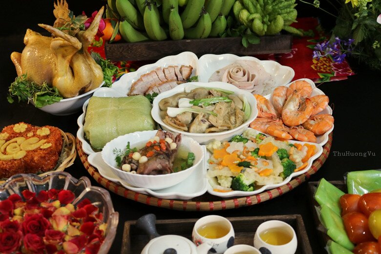 Dù mâm cỗ đầy đủ hay đơn giản, chỉ cần được chuẩn bị bằng sự trân trọng thì vẫn giữ trọn ý nghĩa thiêng liêng của ngày Rằm đầu năm (Ảnh: Vũ Thu Hương).