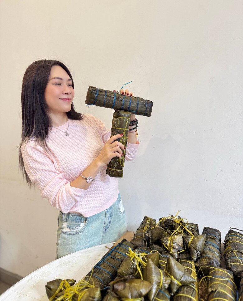 Các thành viên trong gia đình đều mong chờ khoảnh khắc vớt bánh. Ngoài bánh tét, nhà Mỹ Tâm còn làm các loại bánh khác. Cô nhắc đến nhân vật trong bộ phim của mình: Năm nay có Tài nấu bánh hay hông.