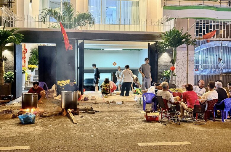 Diễn viên Thu Trang gọi việc gói bánh chưng là thú vui tao nhã mỗi dịp xuân về. Cô bày tỏ: Bận rộn cả năm, mấy ngày này xoã nè. Mà thiệt nha mấy bà, tui thấy mấy ngày cận Tết này vui nhất nha mấy bà.