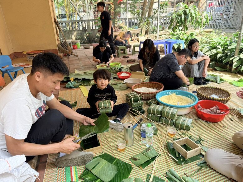 Kỳ Hân cùng Mạc Hồng Quân và con trai về quê gói bánh chưng. Cả gia đình chải chiếu tất bật gói bánh ngoài sân rộng.