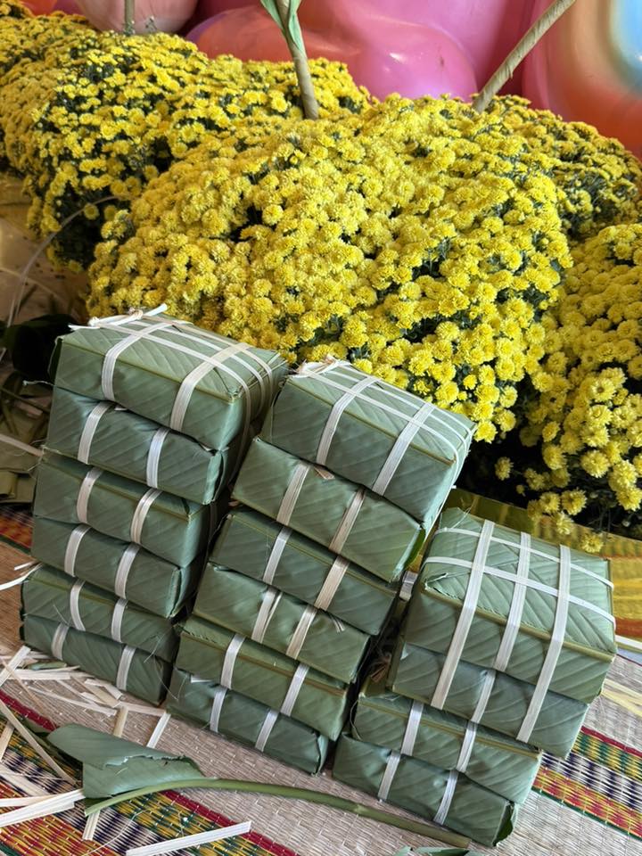 Người mẫu Lê Thúy gói bánh chưng vào 28 Tết trong cơ ngơi rộn ràng sắc xuân. Cô hào hứng: 28 Tết của em Thuý, vợ ai mà giỏi quá.