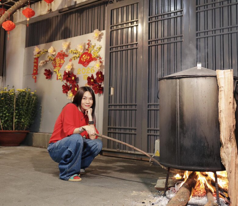 Ca sĩ Mỹ Tâm cùng gia đình gói bánh tét, trông nồi bánh. Nữ ca sĩ thổ lộ: Thêm một mùa xuân ấm áp bên gia đình!