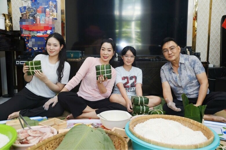 Sao Việt gói bánh chưng: NSND Trịnh Kim Chi nhảy múa bên nồi bánh, Minh Hằng amp;#34;gây bãoamp;#34; khi tự khen - 2