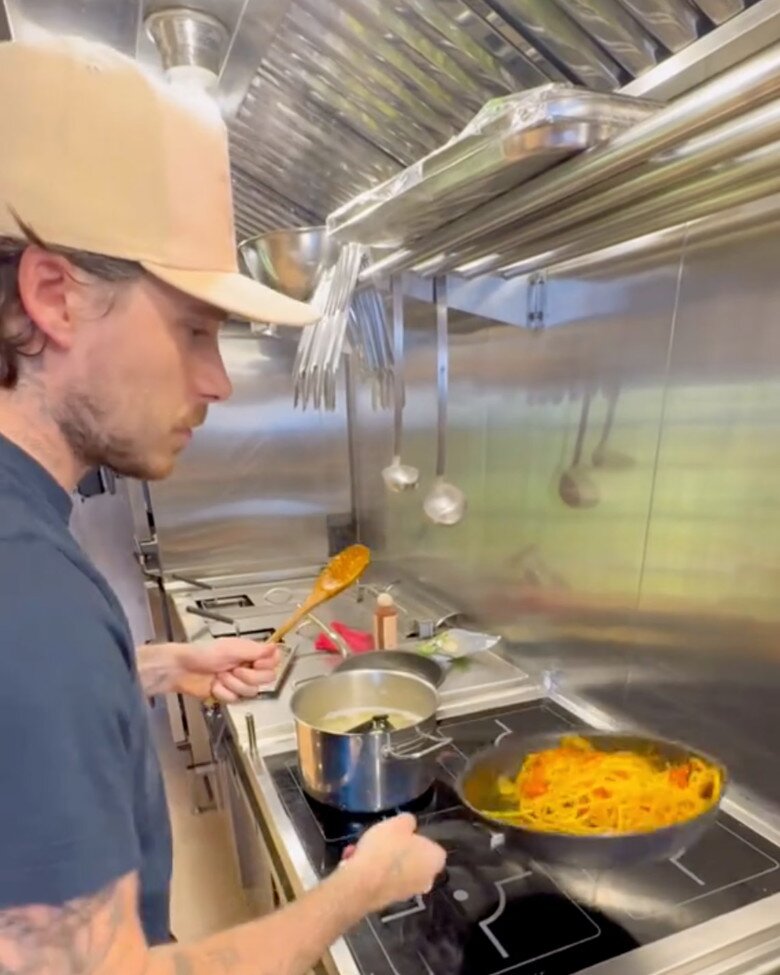 Điển hình là lần anh khiến cộng đồng mạng ngỡ ngàng khi thản nhiên múc nước biển để luộc mì Ý, một hành động bị các chuyên gia y tế cảnh báo là thiếu vệ sinh và không thể kiểm soát độ mặn.