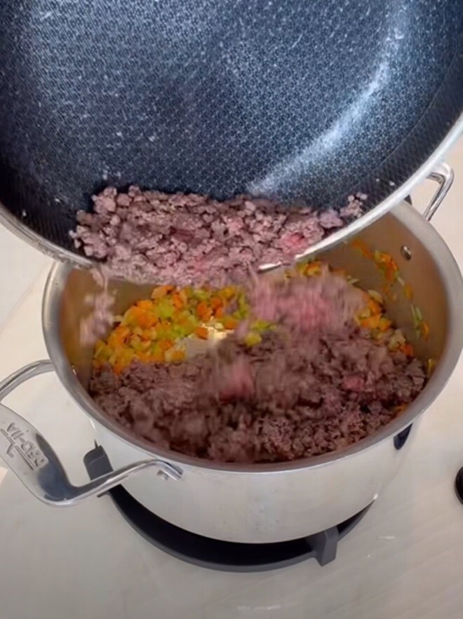 Trong video mới nhất vừa được đăng tải, cậu cả nhà Beckham vui vẻ khoe làm món mì Ý bò bằm (Spaghetti Bolognese), một món ăn truyền thống nổi tiếng với nước sốt Bolognese đậm đà, được nấu từ thịt bò hầm nhừ trong nhiều giờ cùng với rượu vang đỏ, hành tây, tỏi, cần tây, thảo mộc và cà chua.