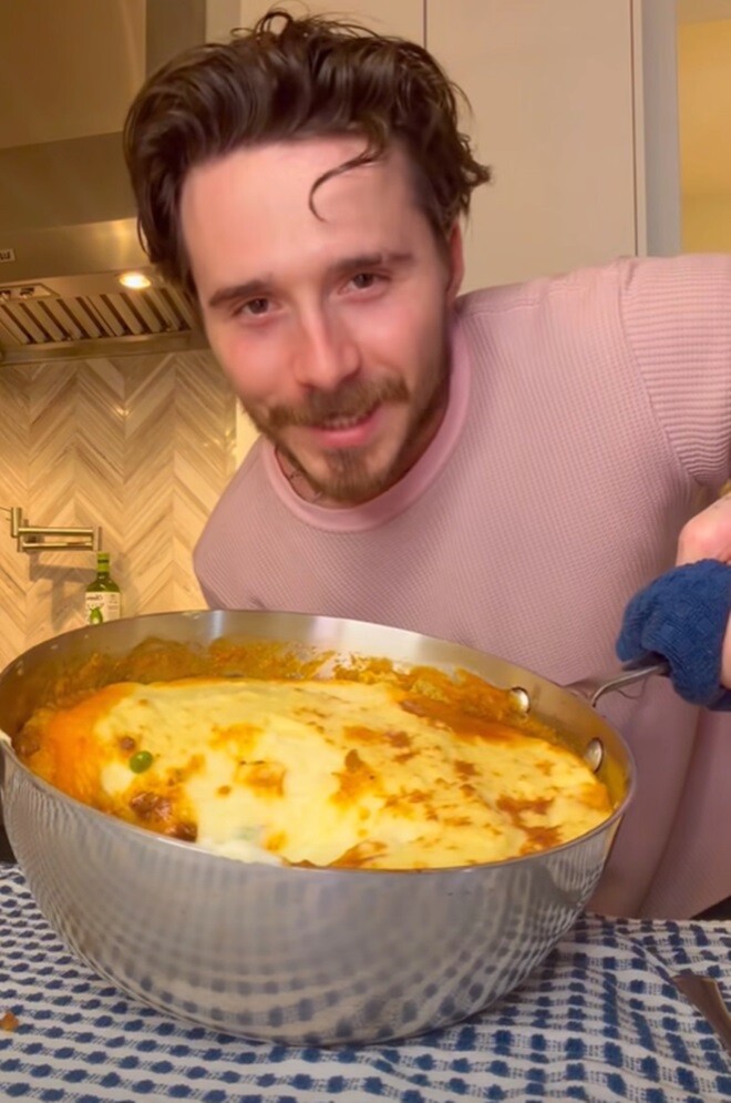 Dù sở hữu đội ngũ sản xuất hùng hậu, anh vẫn liên tục vấp phải những ý kiến trái chiều từ giới chuyên môn qua những món ăn dở khóc dở cười.