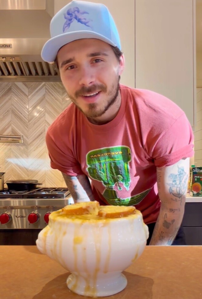 Trước những chỉ trích, Brooklyn đã có động thái khá khôn ngoan khi thẳng thắn đính chính rằng mình không phải đầu bếp chuyên nghiệp (Chef) mà chỉ là một người yêu nấu nướng (Cook).