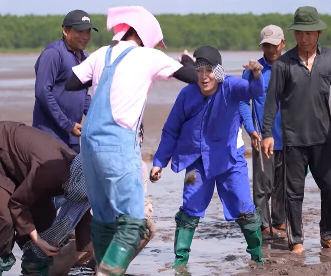 Trường Giang cùng Lâm Vỹ Dạ, Tiêu Minh Phụng và người dân hào hứng trải nghiệm cào nghêu dưới bãi bùn.