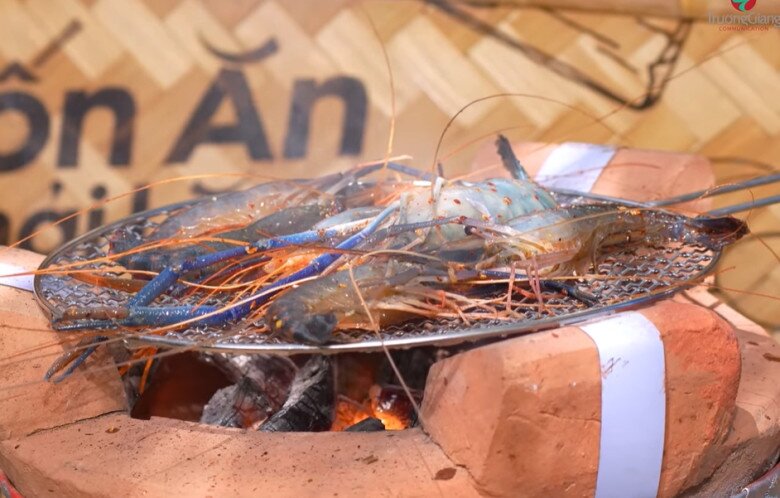 Những chú tôm càng xanh được ướp muối ớt đậm đà trước khi đem nướng muối ớt, sau đó nướng trên bếp than hồng.