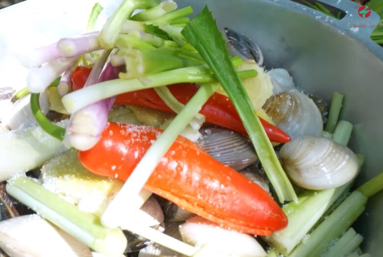 Trường Giang lội bùn bắt sản vật, cùng amp;#34;vua nhạc miền Tâyamp;#34; và cô em thân thiết làm loạt món dân dã mà ngon - 11