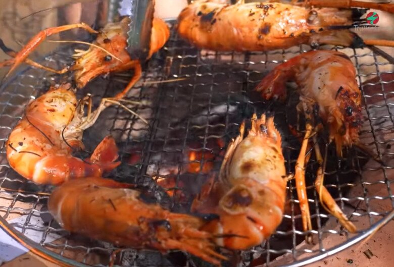 Tôm nướng đã gần xong, cháy cạnh thơm lừng đúng kiểu dân dã miền Tây.