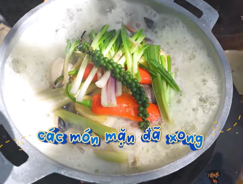 Nồi nghêu xông hơi sôi nghi ngút, tỏa mùi thơm hấp dẫn của các loại gia vị.