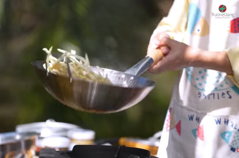 Trường Giang tự tay vào bếp chuẩn bị món chay đặc biệt cho đồng nghiệp, còn lắc chảo điệu nghệ.