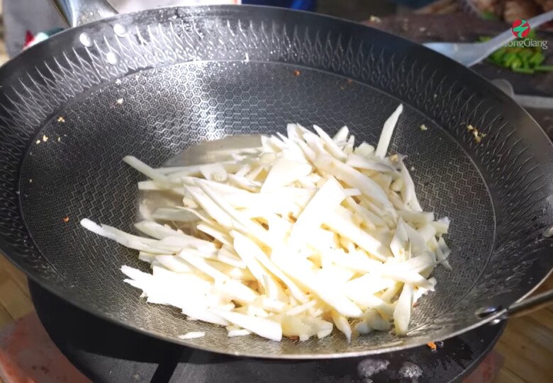 Trường Giang lội bùn bắt sản vật, cùng amp;#34;vua nhạc miền Tâyamp;#34; và cô em thân thiết làm loạt món dân dã mà ngon - 16