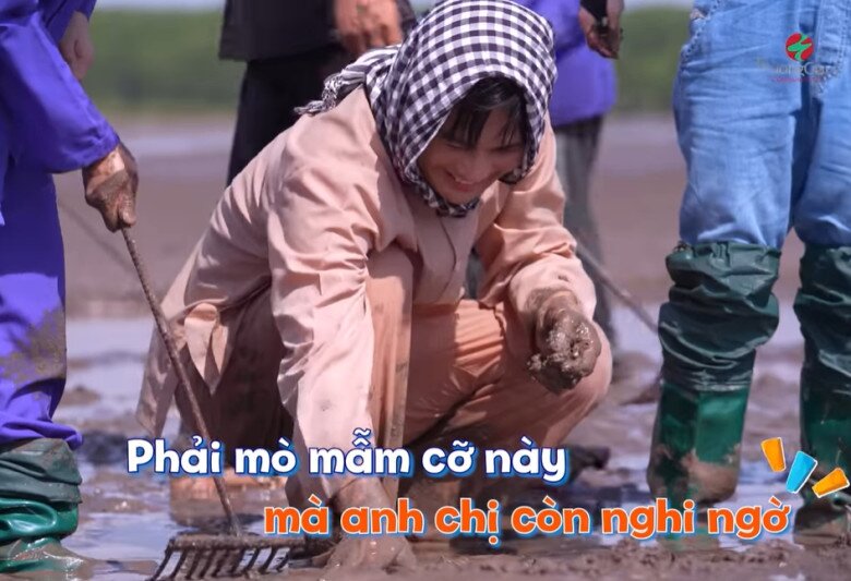Mười Khó hay Vua nhạc miền Tây Lâm Hùng đều không ngại lấm lem bùn đất để tìm kiếm những con sò huyết tươi ngon nhất.