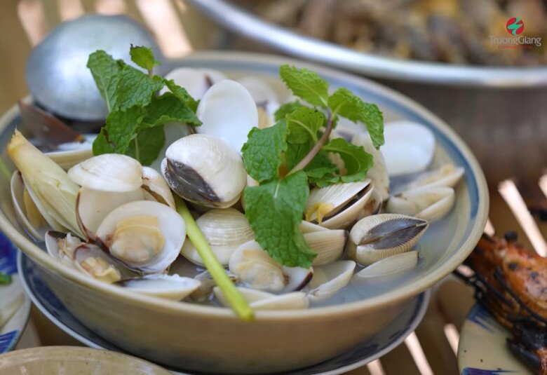 Nghêu hấp nước dừa ngọt thanh do ca sĩ Lâm Hùng tự tay thực hiện.