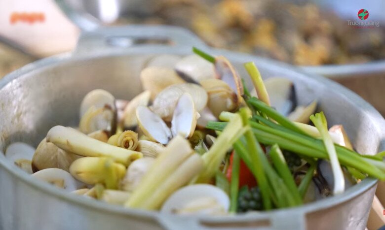 Còn đây là nồi nghêu xông hơi của Trường Giang, thơm nức với hương vị của sả, tiêu...