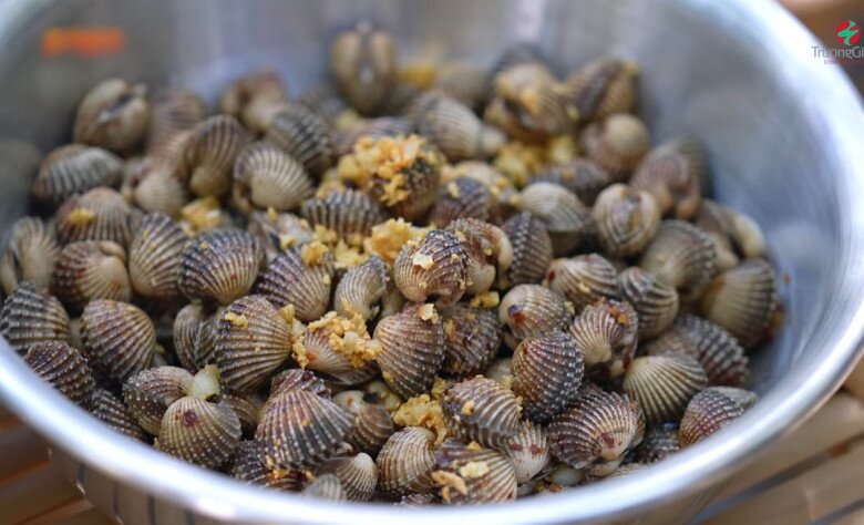Sò huyết cháy tỏi dậy mùi thơm nức do chính tay Mười Khó chế biến.