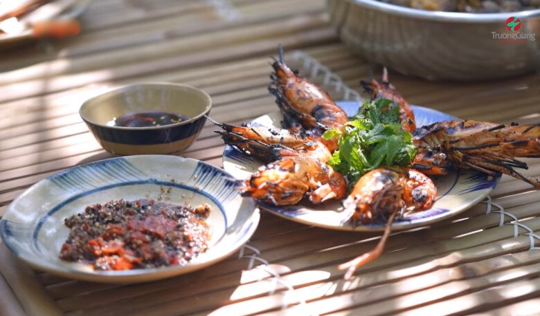 Trường Giang bày tỏ: Tùy vùng nha, có vùng thì người ta nướng không cháy ngoài vì họ kỵ mùi khói, nhưng khi nướng than phải cháy cháy vậy thì mới hấp dẫn và thơm, khi ăn chấm với muối ớt tiêu cay xè.