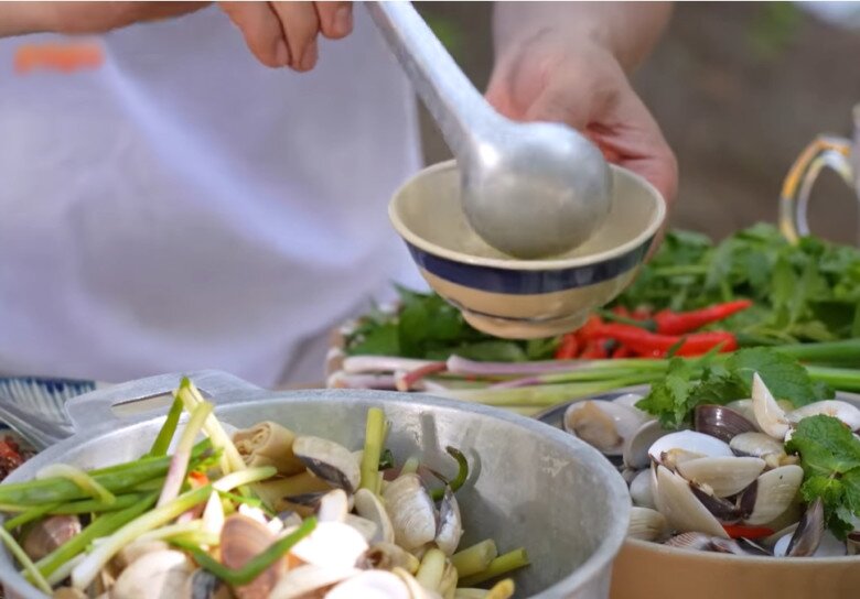 Nam danh hài cùng các anh em thưởng thức thành quả do chính mình toát mồ hôi đi kiếm và tự chế biến.