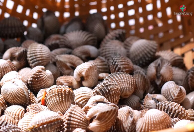 Cận cảnh những con sò huyết tươi rói, nguyên liệu chính cho món Sò huyết cháy tỏi.