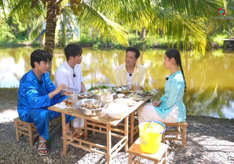 Dàn nghệ sĩ ngồi ăn trong khung cảnh đậm chất miền Tây sông nước và xuýt xoa với những món ăn thơm ngon mà dân dã.