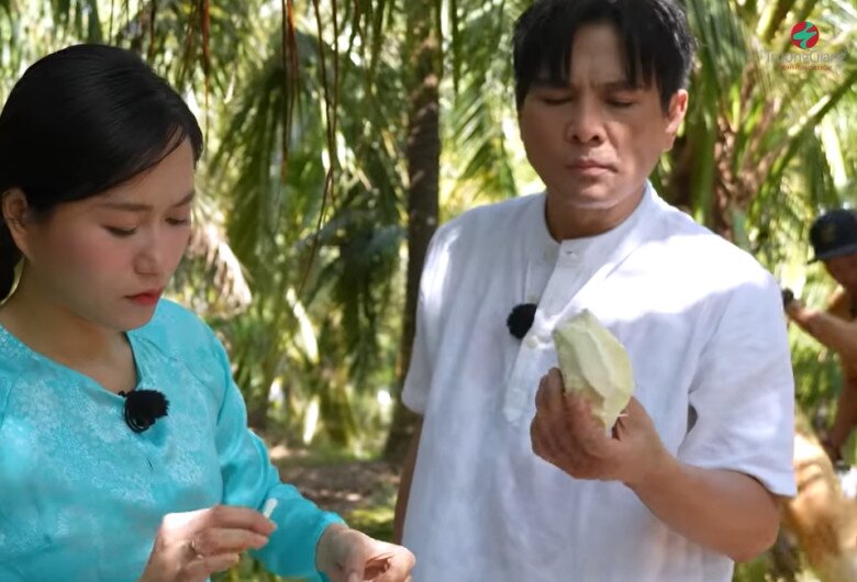 Lâm Hùng và Lâm Vỹ Dạ đi hái dừa, củ hũ dừa vừa để lấy nước hấp nghêu và làm món chay.