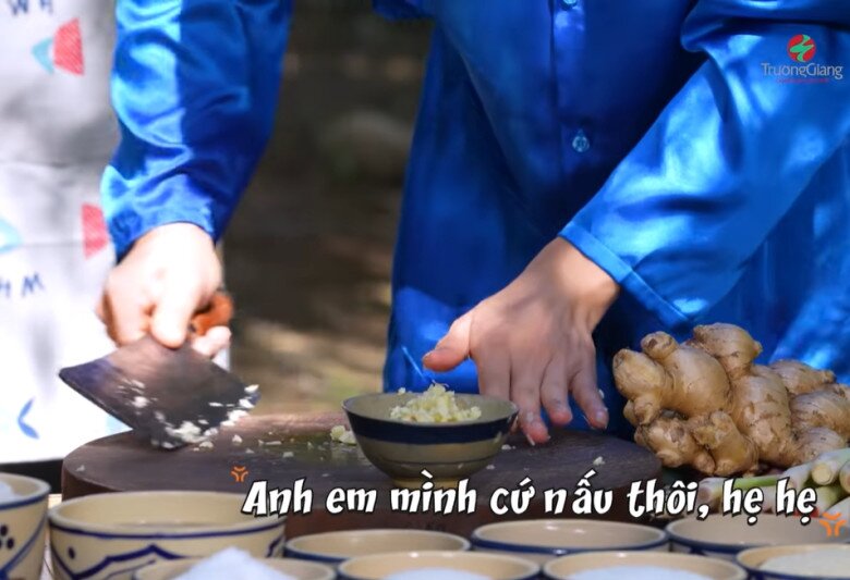 Trường Giang cùng đàn em sơ chế các nguyên liệu như băm tỏi, chuẩn bị gia vị cho các món xào, hấp.