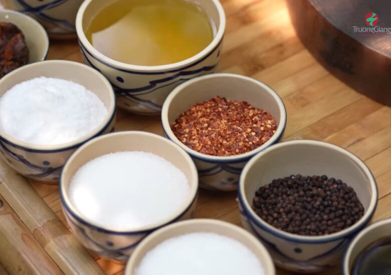 Dàn gia vị đặc trưng của ẩm thực Việt: Muối, đường, tiêu, ớt bột và dầu ăn...