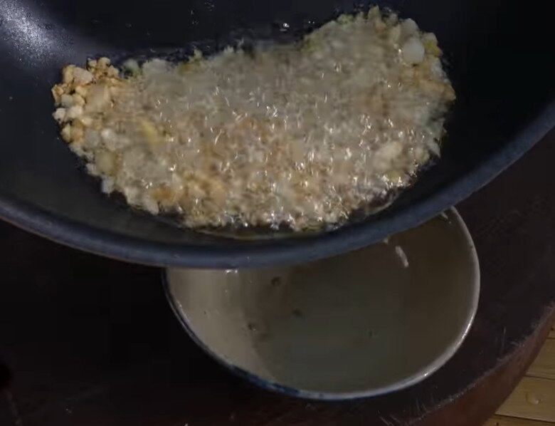 Nam danh hài bắt đầu chế biến. Công đoạn phi tỏi vàng ruộm, tỏa mùi thơm nức mũi trong chảo nóng.