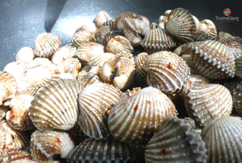  Sò huyết được cho vào chảo để bắt đầu công đoạn cháy tỏi.