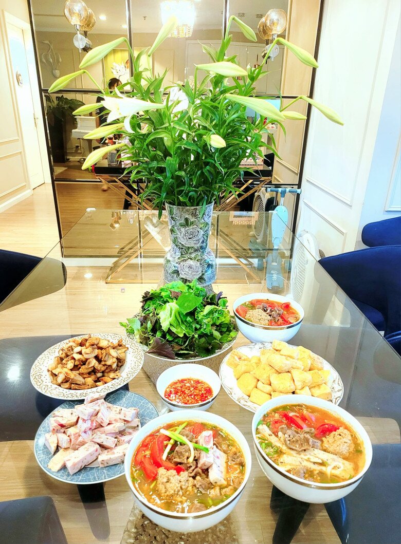 Có thể thấy, đôi khi những giá trị xưa cũ, những món ăn gắn liền với ký ức rất đỗi đơn sơ lại có sức hấp dẫn hơn bất kỳ món sang trọng nào. Ngoài món tóp mỡ, bữa ăn nhà Mạnh Trường cũng thường xuyên góp mặt những món ăn rất đỗi dân dã mà làm nhiều người thổn thức.