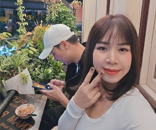 Video bà xã Mạnh Trường làm món ăn tuổi thơ.