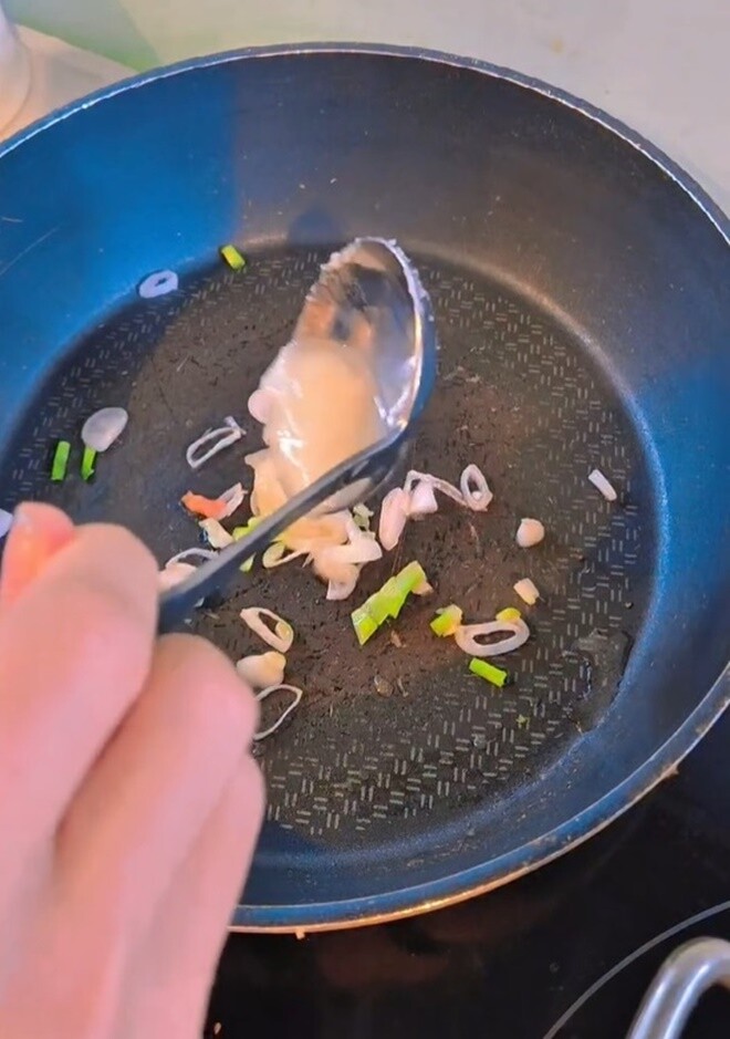 Phương Phạm phi thơm hành khô và hành lá với một thìa mỡ lợn nguyên chất để tạo độ beo béo và mùi thơm đặc trưng cho món ăn. Đây là cách làm ngày xưa mà gia đình cô thường làm.