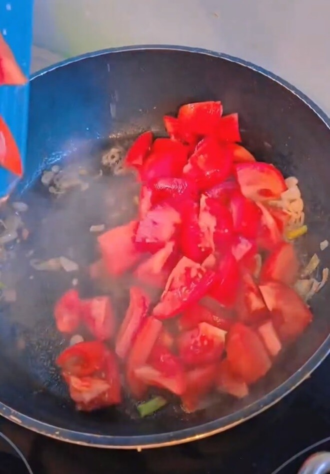 Bà xã Mạnh Trường cho biết gần đây món này hot trở lại. Khi hành đã dậy mùi, cô cho cà chua đã thái múi cau vào chảo. Màu đỏ tươi của cà chua hứa hẹn một phần nước sốt bắt mắt.