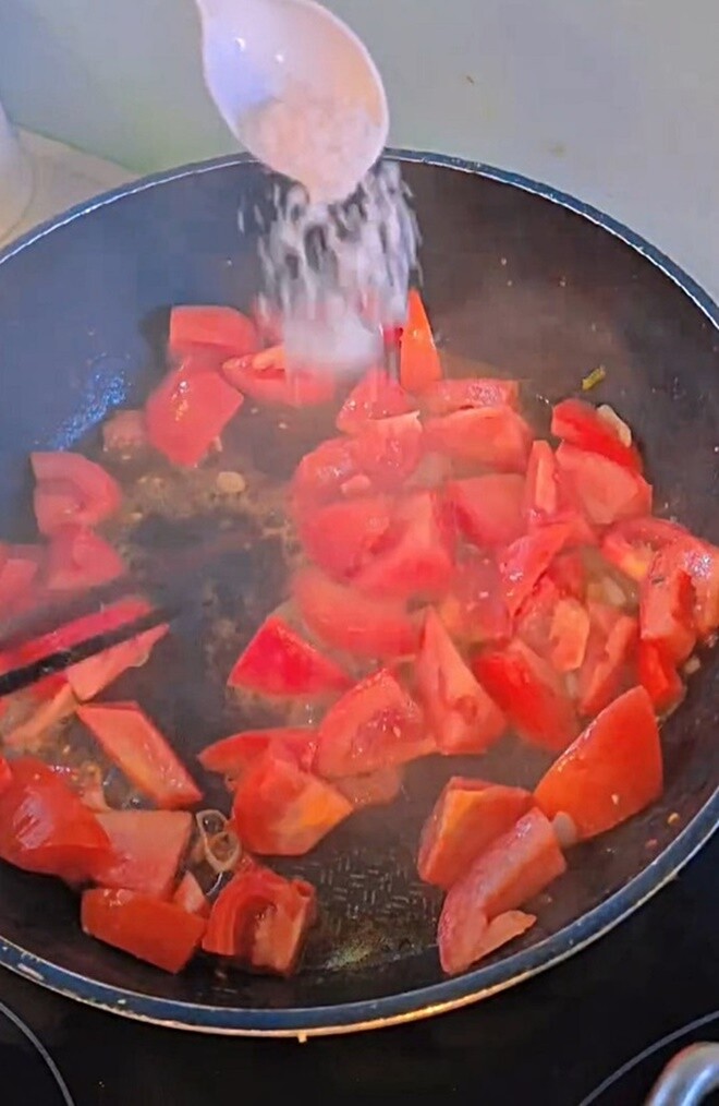 Cô nêm gia vị vào cho thêm phần đậm đà. Nhìn những thao tác chế biến của Phương Phạm, không ít người xuýt xoa: Nhìn bả làm mà tôi nghe mùi thơm phức luôn ấy, Em cũng vừa nấu món này xong, cho thêm quả trứng vào nữa là quên lối về chị ơi...