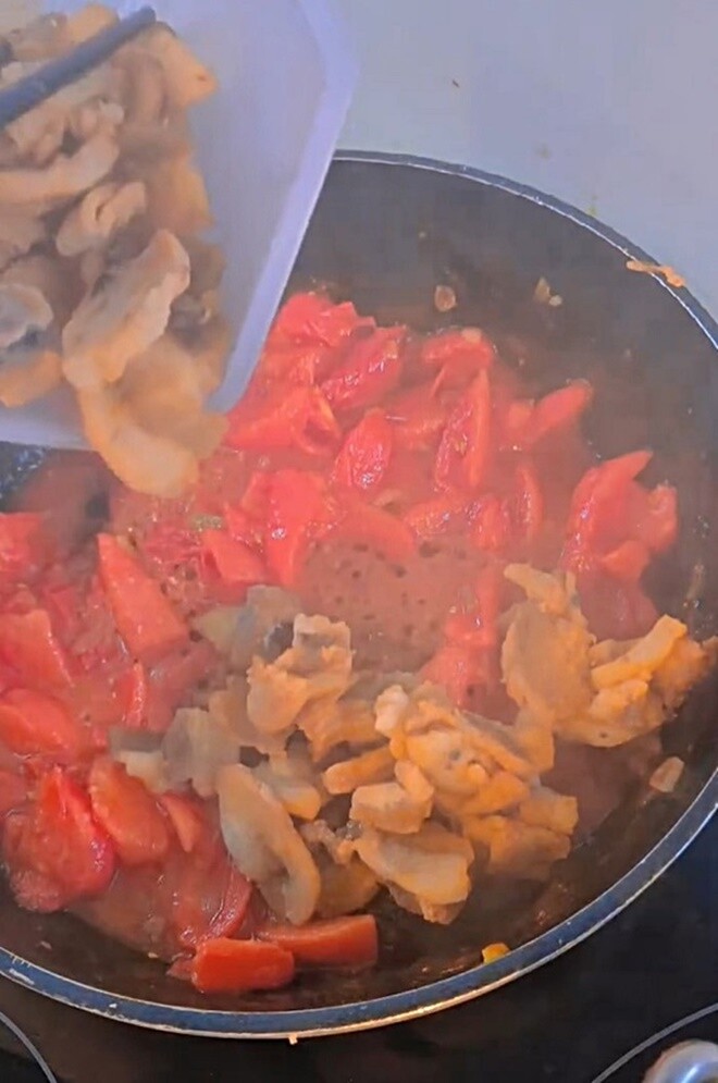 Bà mẹ 3 con trút toàn bộ phần tóp mỡ đã chiên vàng giòn vào chảo sốt cà chua, đảo đều để tóp mỡ thấm đẫm gia vị. Ai nấy tấm tắc: Món này tốn cơm lắm chị nhở!, Lại mấy bát cơm no căng rốn, đâu cần sơn hào hải vị gì nhỉ!, vợ ông Chánh ăn đạm bạc quá...