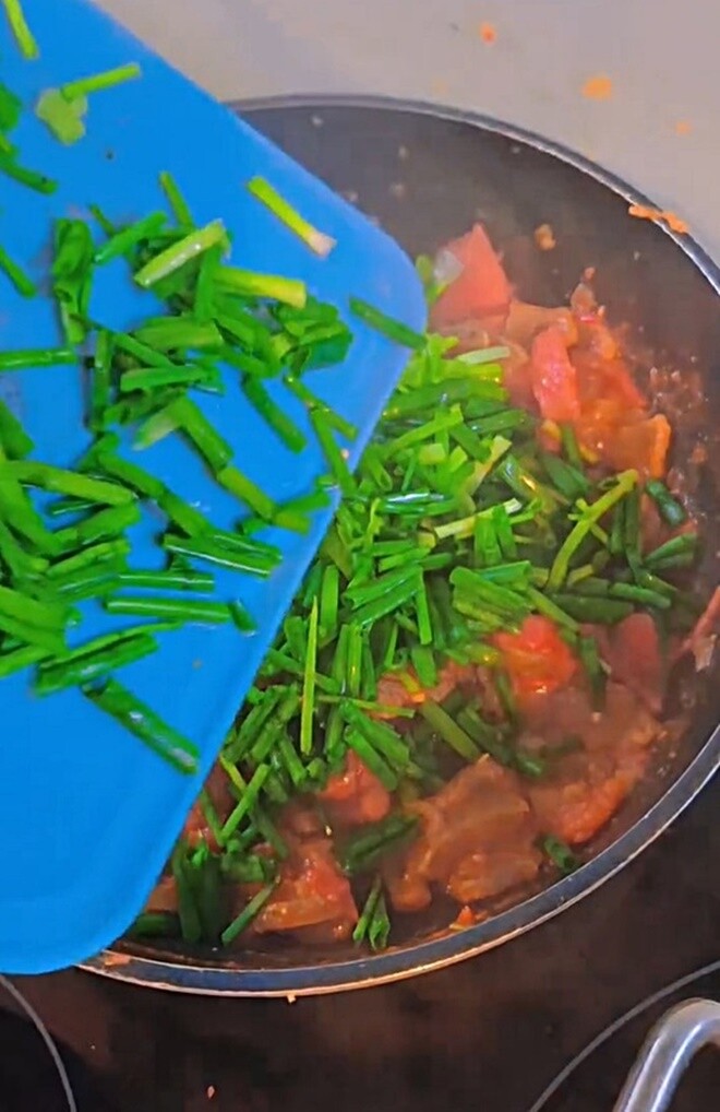 Phương Phạm thích ăn nhiều hành nên cô cho khá nhiều. Sự kết hợp giữa màu xanh của hành và đỏ của cà giúp món ăn trông vô cùng hấp dẫn.