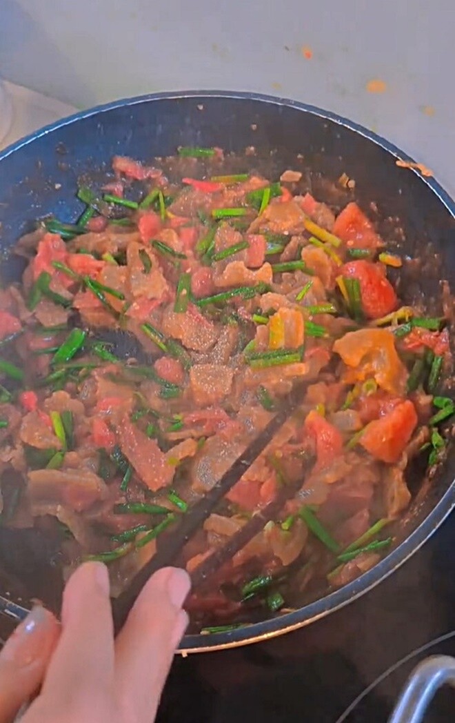 Cuối cùng, cô rắc thêm một chút hạt tiêu thơm lừng và đảo đều tay lần cuối trước khi tắt bếp, hoàn thiện món ăn tuổi thơ cực tốn cơm. Fan bày tỏ: Nhà diễn viên Mạnh Trường giàu mà cũng ăn món này à? Tưởng món này chỉ có ở quê nghèo mới ăn thôi chứ!.